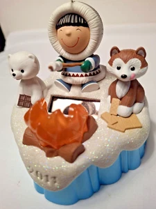2011 Hallmark Ornament "S'more Treats" QXG4187 Magic Frosty Friends with Motion - Bild 1 von 6