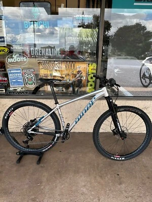 Frenos de disco SRM para bicicleta Niner Air 9 AC TH tamaño mediano plateado bombardero Z2 amortiguador Foto 1 de 4