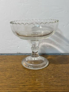 Vintage kleine Klarglas Standschale Bonboniere gewellter Sägezahnrand - Bild 1 von 8