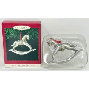 Hallmark Keepsake Decorazione Natalizia Peltro Cavallo a Dondolo, Anniversario 1995, Nuovo - Foto 1 di 2