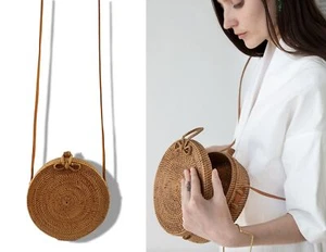 Borsa a tracolla BEMBIEN rosa fiocco rotondo in rattan NUOVA - Foto 1 di 8