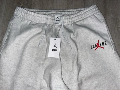 Pantalones deportivos Supreme X Air Jordan Nike gris ceniza FW24 para hombre talla 2XL HF0838-051 Foto 1 de 4