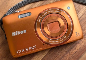 Nikon COOLPIX S3500 20.0MP fotocamera digitale compatta arancione funziona in... - Foto 1 di 12