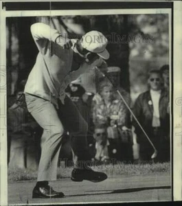 Foto de prensa 1970 golfista Dick Lotz reacciona después de poner la pelota - nos21672 - Imagen 1 de 2