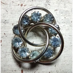 Vintage Silver Tone Blue Rhinestone Wreath Interlocking Ring Brooch Pin Costume - Picture 1 of 8