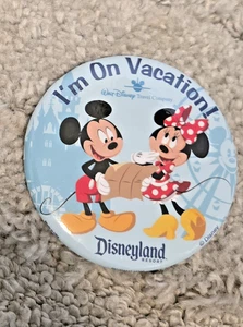Disney Parks 2020 Disneyland 3" botón Pinback "Estoy de vacaciones" - Imagen 1 de 2