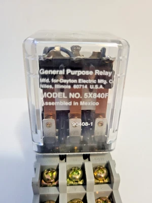 Dayton 5X840F Relé de Uso General Bobina 24V con Base | Usado | Cantidad Múltiple Foto 1 de 3