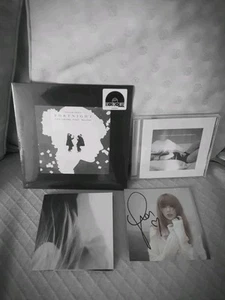TAYLOR SWIFT SIGNED BUNDLE R S D WHITE VINYL TTPD CD & SIGNED PHOTO VERY LTD - Picture 1 of 24