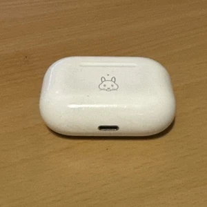 Apple AirPods Pro with Wireless Charging Case - White - Photo 1 sur 2