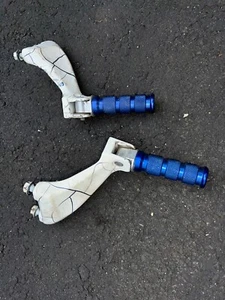 1998-2003 Suzuki TL1000R TL 1000R 1000 R Rear Passenger Foot Peg Rest set - Picture 1 of 8