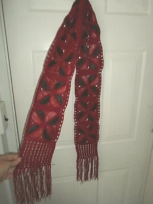 Bufanda de vino borgoña tejida macramé con cuero sintético negro/vino/gamuza  Foto 1 de 2