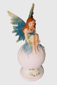 Elfen Figur. Polyresin Fee sitzend auf Ball. Handbemalt. - Bild 1 von 5