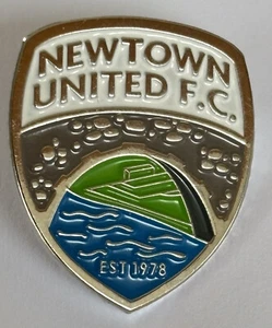 NEWTOWN UNITED FC FOOTBALL CLUB (WALES) LAPEL PIN BADGE - Picture 1 of 2