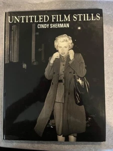 Cindy Sherman - Signiert & Beschriftet - Ohne Titel Film Stills Original 1990 US HC DJ - Bild 1 von 8