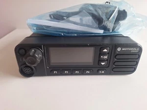 Motorola Telefon komórkowy DM4600 136-174 MHz VHF z mikrofonem Radio cyfrowe - Zdjęcie 1 z 11