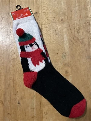 全新 Hallmark 品牌 Christmas Fuzzy 船袜 企鹅设计 尺寸 4-10 — 第 1/3 张图片