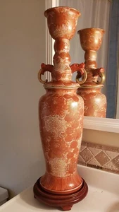 Jarrón chino de hierro rojo con porcelana blanca con crisantemo y dragones  - Imagen 1 de 12