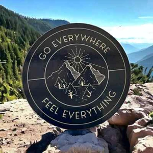 Adesivo Goose Go Everywhere Feel Everything Western Sun Black Mountains Slap - Foto 1 di 1