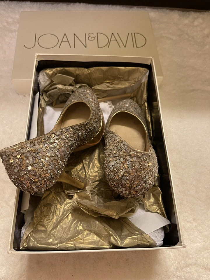 Zapatos de salón Joan David para mujer con suela de cuero en relieve dorados talla 5 Foto 1 de 4