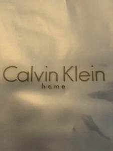 Neu in Verpackung - Calvin Klein Home, Dark Plum Queen Bedskirt - Bild 1 von 4