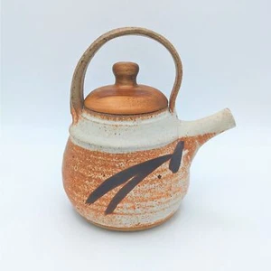 Teiera in ceramica firmata Bob Mohr anni 70 color crema marrone ruggine con coperchio in legno intagliato - Foto 1 di 9