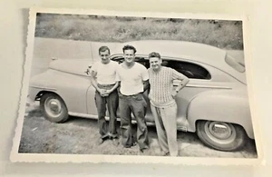 Vintage Black And White Photograph Antique Car 3 Men Posing Photo Roadside WOW - Picture 1 of 4