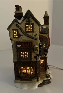 Department 56 Dickens Village Cratchit's Corner beleuchtetes Gebäude - Bild 1 von 21