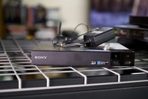 Reproductor de discos/DVD Blu Ray 3D Sony BDP-S5500 con adaptador de corriente SIN CONTROL REMOTO - Imagen 1 de 2