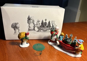 DEPT 56 "Delivering the Christmas Green" 56373 Heritage Village Collection Neu in OVP - Bild 1 von 14