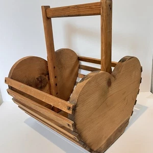 Großer Holz Herz Lattenkorb mit Henkel Cottagecore Zeitschriften Blumen - Bild 1 von 9