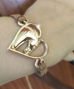 HORSE & WESTERN JEWELLERY JEWELRY LADIES HEART HORSE BRACELET GOLD SUEDE BROWN - Bild 1 von 1
