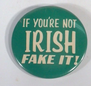 Pin vintage 1980 If You're Not Irish Fake It de 2,25" botón día de San Patricio - Imagen 1 de 3