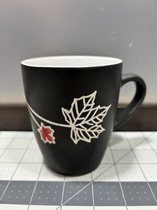 Maple Leaf Becher weiß rote Blätter auf schwarzem Kaffee Tee Heißgetränke Sirup Kanada - Bild 1 von 10
