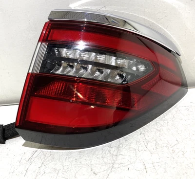 Nissan Armada 2021-2024 LED luz trasera exterior pasajero derecho OEM 1604 Foto 1 de 4