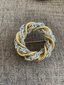 Gold silber getönter Kranz Typ Brosche - Bild 1 von 4