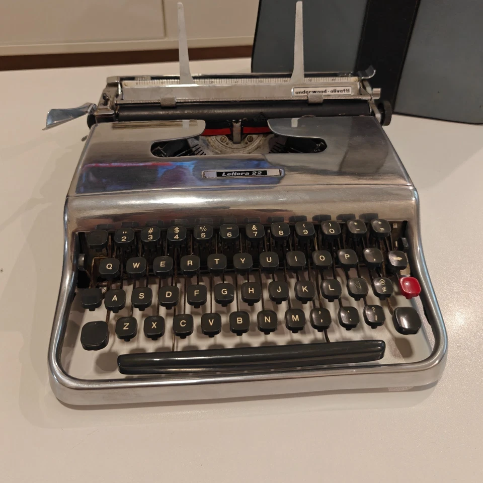 MÁQUINA DE ESCRIBIR OLIVETTI LETTERA 22. FUENTE PICA 10 CPI. DISEÑO ESPAÑOL. METAL PLATEADO. Foto 1 de 4