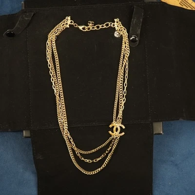 Collar Chanel CC Tono Dorado Multi Cadena con Caja Original y Soporte - Envío Gratis EE. UU. Foto 1 de 4