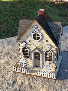 Weihnachtsdorf mit Baum und Schneemann: Winter Wonderland Miniaturhaus - Sno - Bild 1 von 5
