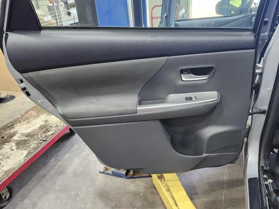 Panel moldura puerta trasera Toyota Prius V 13-14 lado derecho pasajero tela gris oscuro Foto 1 de 1