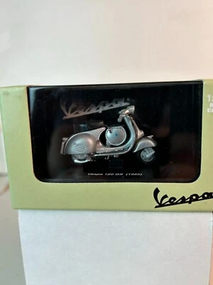 New Ray 1:32 Scale 1955 Vespa 150 GS Scooter - Image 1 of 4