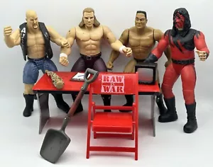 1998 WWF Commentatori Central Raw is War sedia/TV/tavolo con personaggi e accessori - Foto 1 di 6