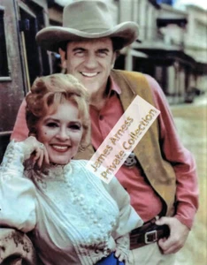 James Arness Gunsmoke Marshal Dillon "Matt & Kitty" foto 8 x 10 #081921A - Foto 1 di 2