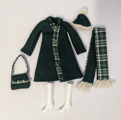 Hecho a mano Barbie muñeca abrigo sombrero bufanda y monedero con altas botas blancas Foto 1 de 4