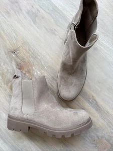 Youth Girl shoes Boot size 5 Madden Girl Beige Suede Chunky Sole Lug Fall - Picture 1 of 5