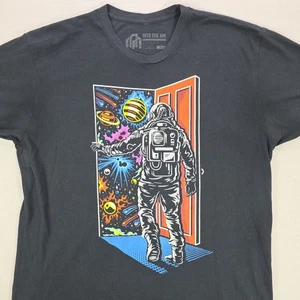 Camicia Into The Am Adulto XL Nera Grafica Spazio Porta Aperta Astronauta Stelle Pianeti - Foto 1 di 12