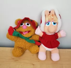 2 Muñecos de Peluche Vintage 1987 Henson Muppet Babies Miss Piggy Fozzie Bear Navidad - Imagen 1 de 9