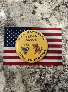 Pin de botón vintage 1983 Iowa Hawkeyes VS Florida - Imagen 1 de 1