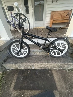 Bicicleta BMX 20 Nuevo Asiento y Empuñaduras Pintado con Spray Las Llantas Blanco Bueno para Niños Foto 1 de 3