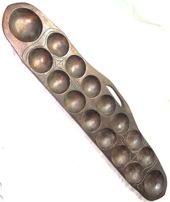 Tablero de juego Mancala africano de madera tallado a mano de colección pozos tallados pátina natural Foto 1 de 4