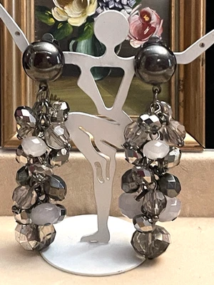 Pendiente colgante Cha Cha Cha gris ahumado 2,5" cuentas de vidrio y lucita clip divertido coqueto Foto 1 de 4